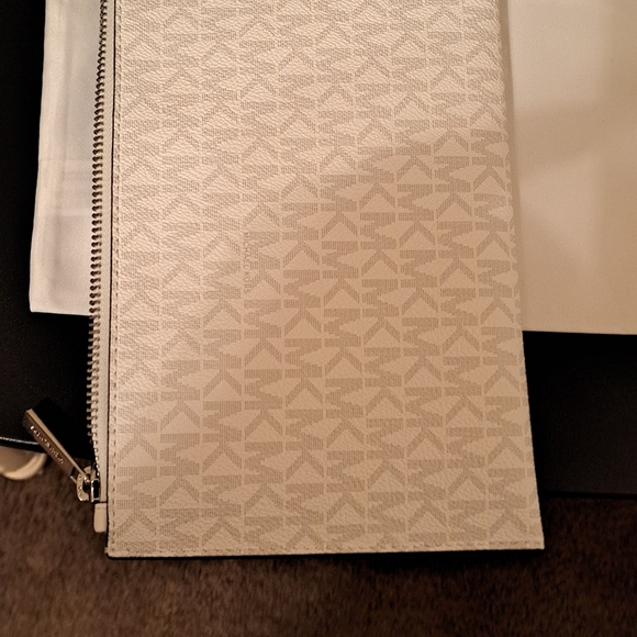 Michael Kors Jet Set Travel wrislet NWT with NWT Michael Kors Dust bag - Picture 5 of 7